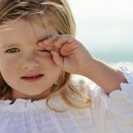 Девочка чешет глаз