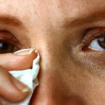 Девушка плачет