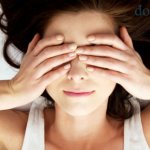 девушка просыпается