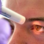 Диагностика размера зрачка у офтальмолога