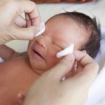 Гноятся глаза у новорожденного. Чем лечить, промывать в домашних условиях