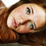 голубоглазая рыжая