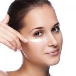 Как правильно наносить крем вокруг глаз