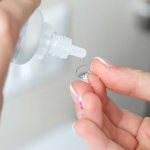 как снимать линзы с длинными ногтями