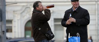 Москвичи пьют пиво на улице