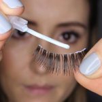 Нанесение клея на ресницы