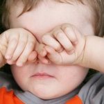 Почему ребенок чешет глаза — Про зуд