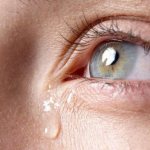 почему слеза течет из левого глаза