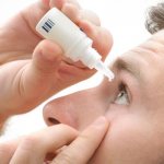 процесс закапывание капель в глаз