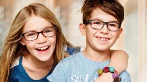 Родителям нужно следить за тем, чтобы ребенок носил прописанные очки при близорукости