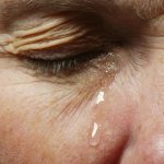 Слезятся глаза у пожилых