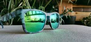 солнцезащитные очки с зелеными линзами
